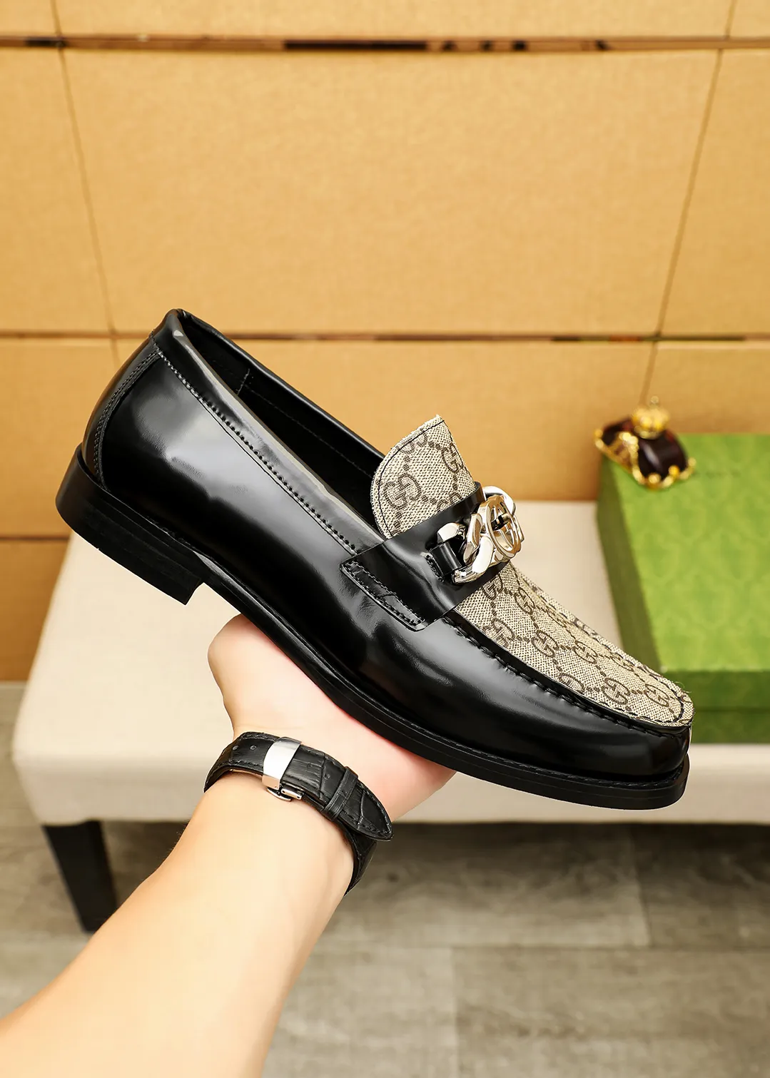 Men's shoes 💰480 💐 Product trademark: GUCCI "Gucci" casual leather shoes Regular size: 38-44 (45.46🉑️customized) Product materials: Selected imported first-layer calfskin embossed upper + luxury hardware buckle, imported water-dyed cowhide leather lining. Strong three-dimensional visual effect, original outsole color: 2 colors available